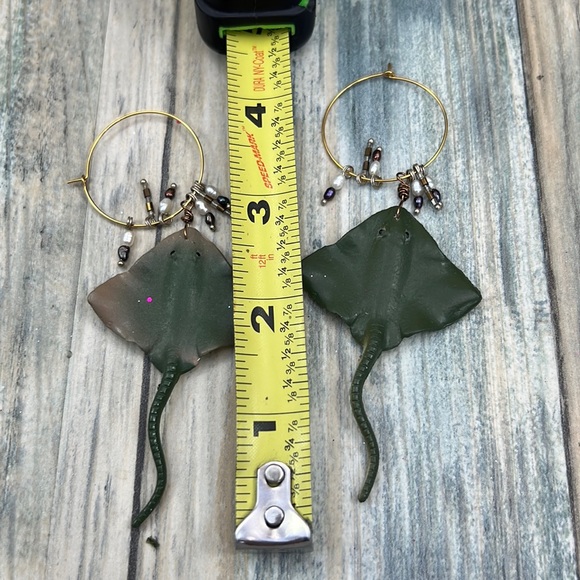 ⭐️Adorned Crown Artisan Assemblage aquarium collection stingray earrings - Picture 6 of 9